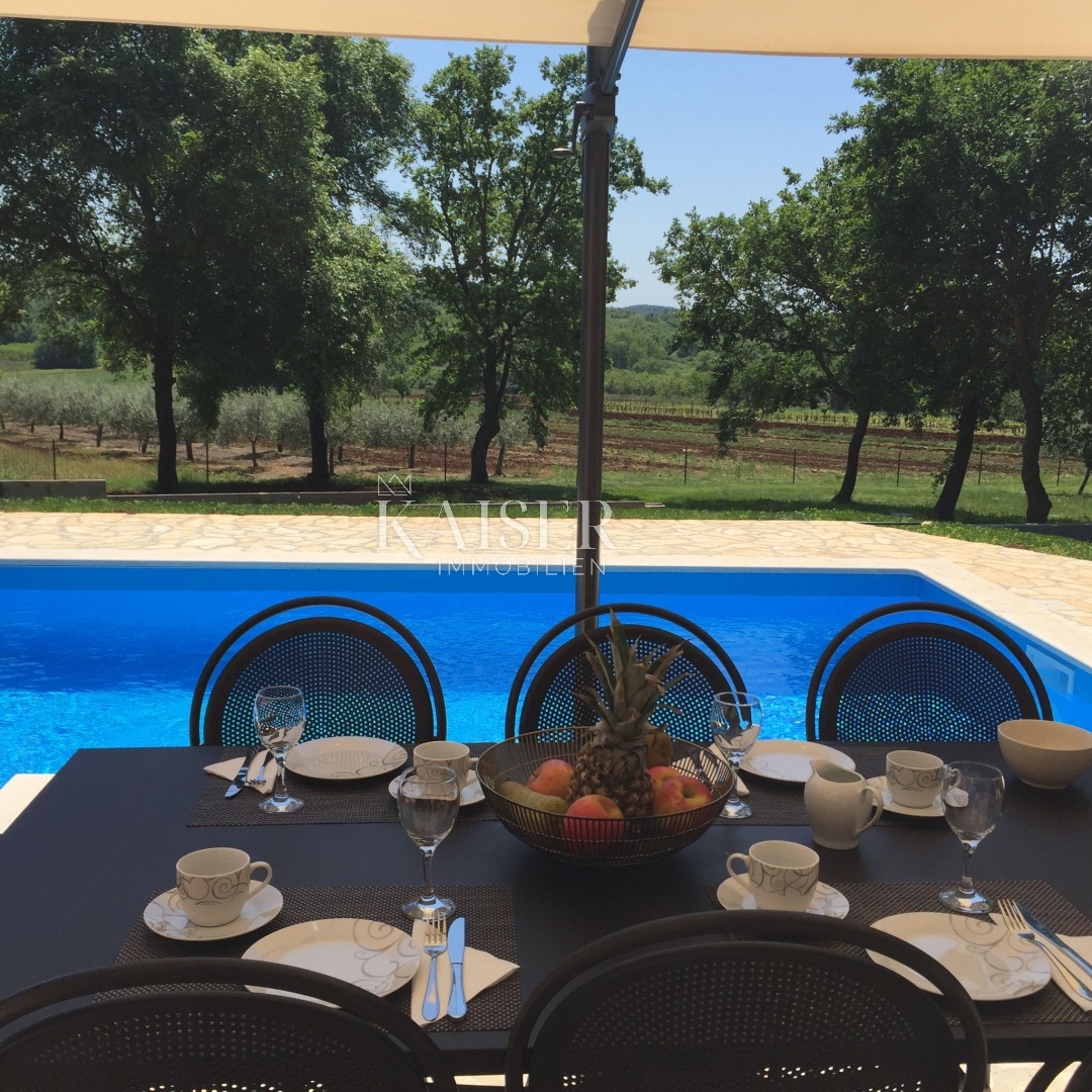 Istria - Parenzo, villa rustica moderna con piscina