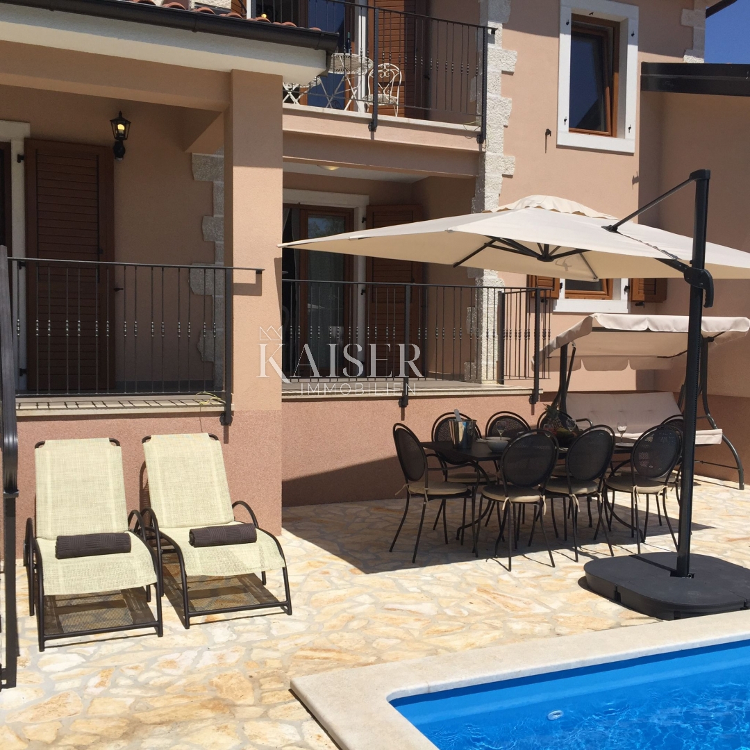 Istria - Parenzo, villa rustica moderna con piscina