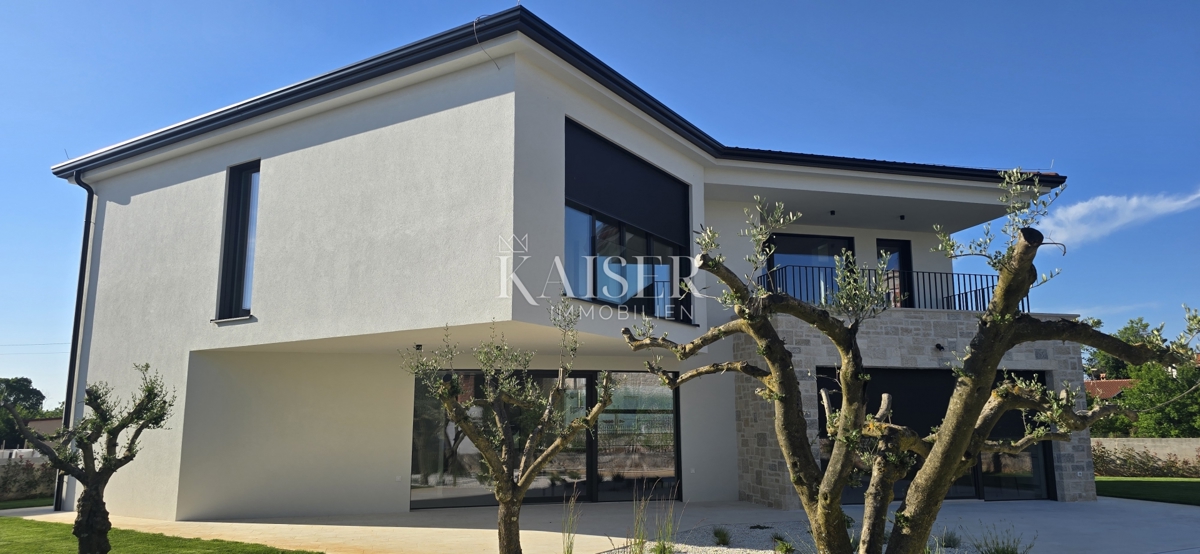 Istria - Parenzo, villa moderna con piscina