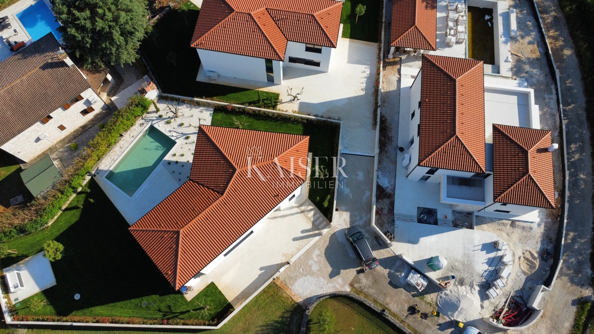 Istria - Parenzo, villa moderna con piscina