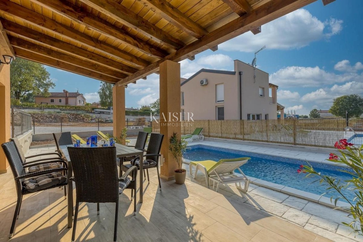 Tinjan - due case bifamiliari con piscina, 170 m2