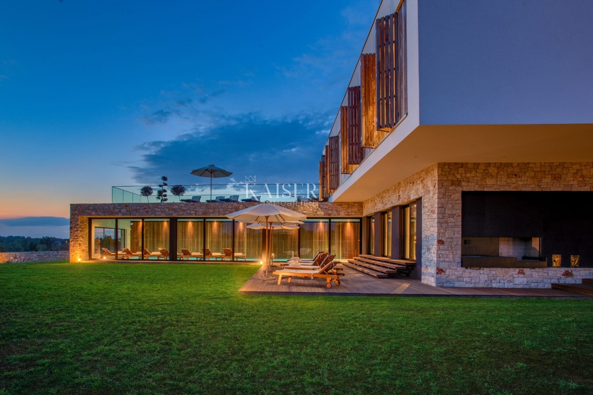 Istria - Baderna, imponente villa con piscina coperta e vista mare