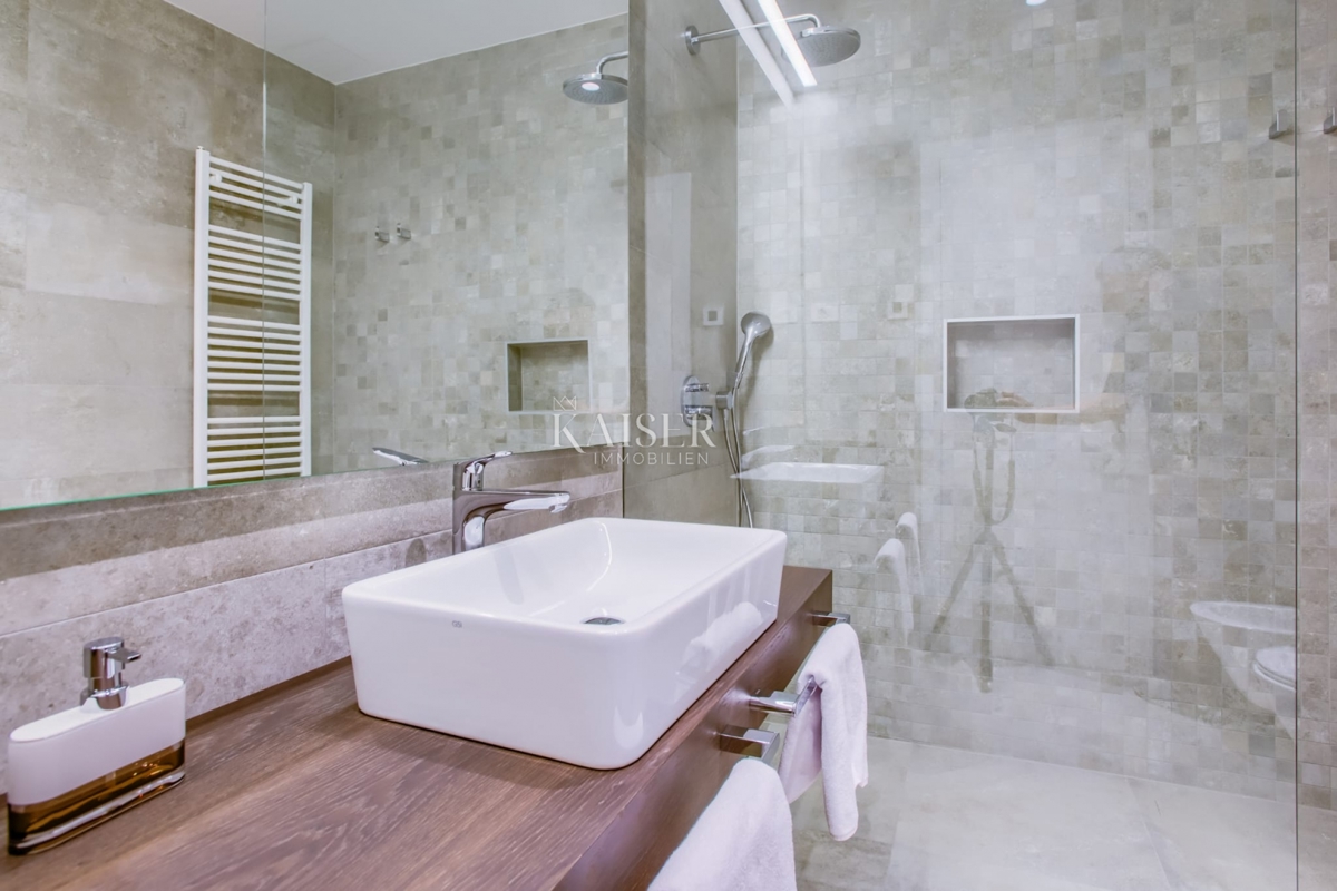 Istria - Baderna, imponente villa con piscina coperta e vista mare