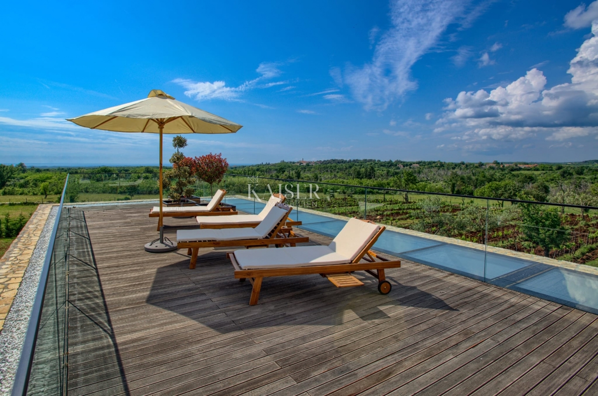 Istria - Baderna, imponente villa con piscina coperta e vista mare