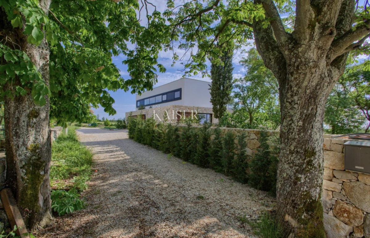 Istria - Baderna, imponente villa con piscina coperta e vista mare