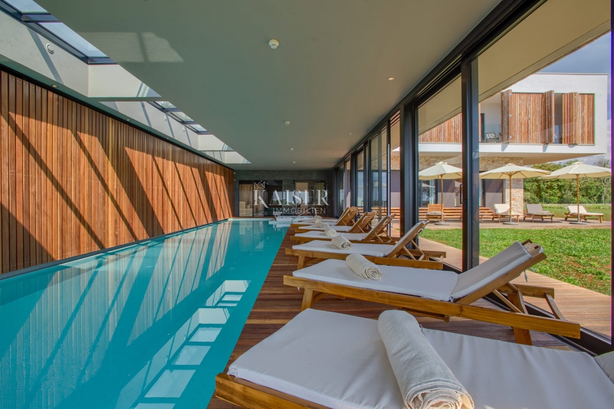 Istria - Baderna, imponente villa con piscina coperta e vista mare