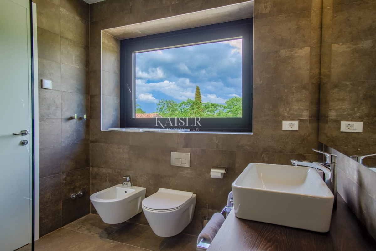 Istria - Baderna, imponente villa con piscina coperta e vista mare