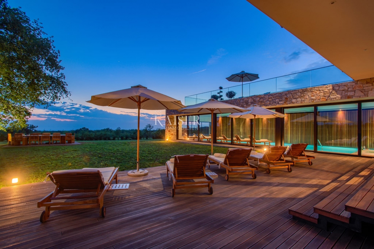 Istria - Baderna, imponente villa con piscina coperta e vista mare