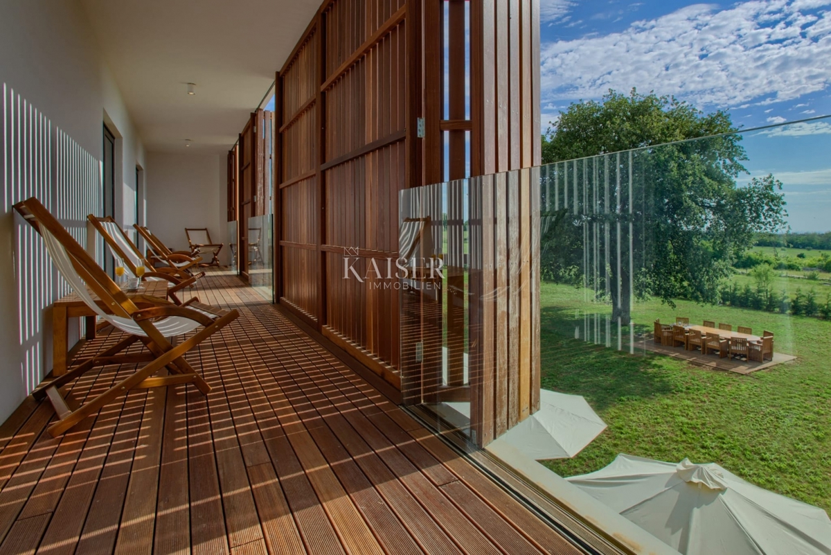 Istria - Baderna, imponente villa con piscina coperta e vista mare