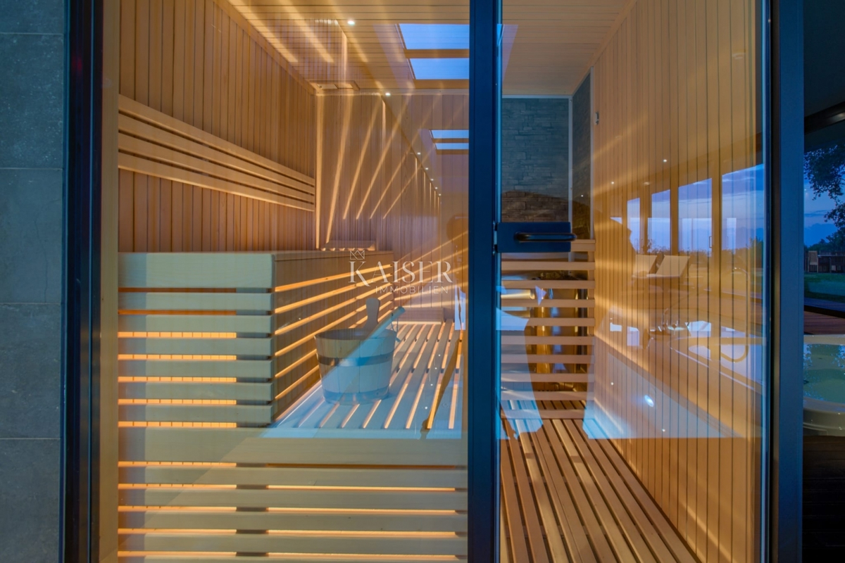 Istria - Baderna, imponente villa con piscina coperta e vista mare