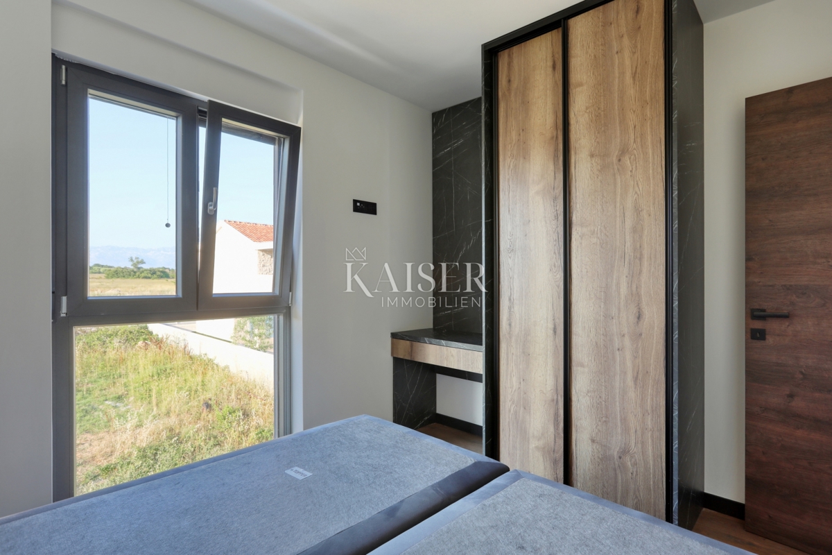 Zara, Privlaka appartamento su due piani con ampio giardino vicino al mare