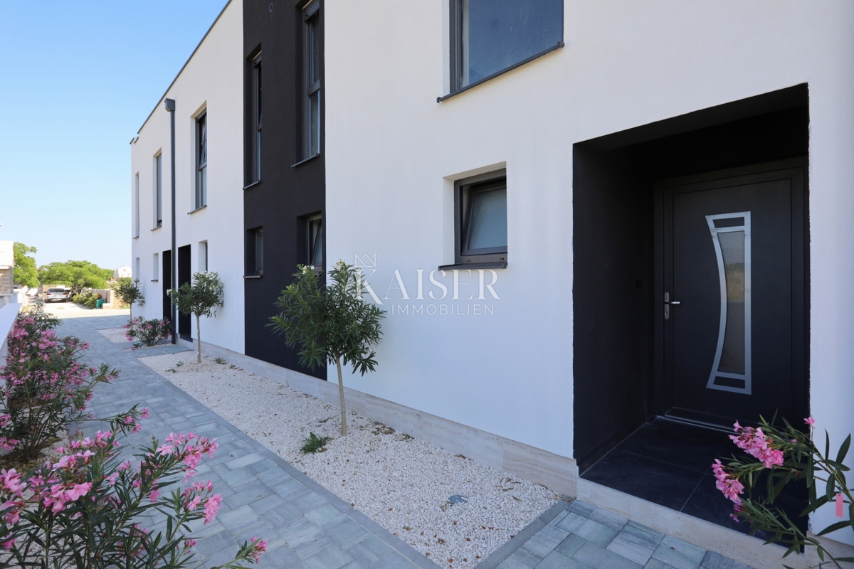 Zara, Privlaka appartamento su due piani con ampio giardino vicino al mare