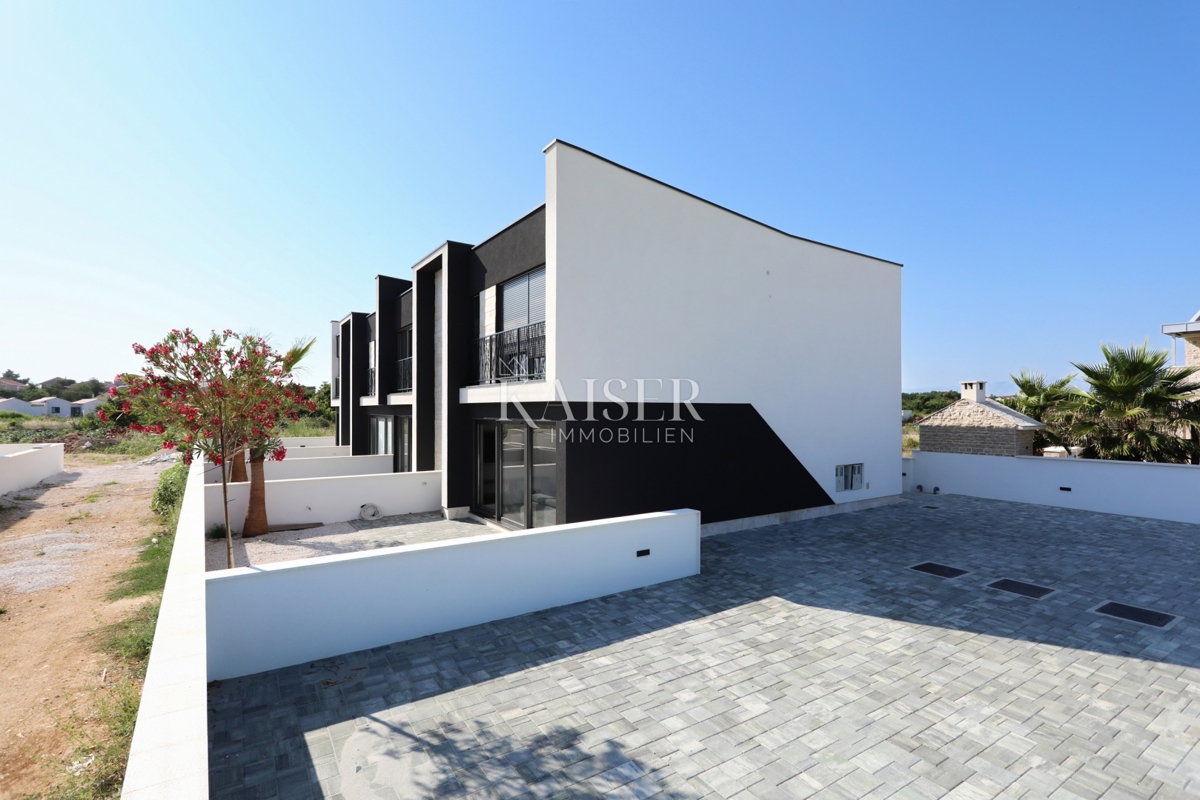 Zara, Privlaka appartamento su due piani con ampio giardino vicino al mare