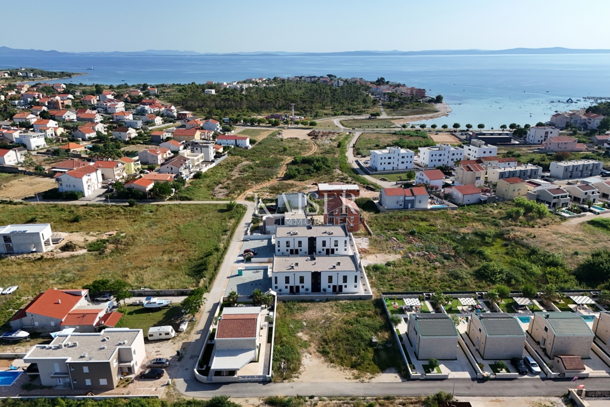 Zara, Privlaka appartamento su due piani con ampio giardino vicino al mare