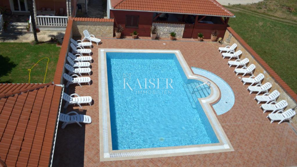 Istria, Umago, dintorni - casa con 7 appartamenti e piscina vicino al mare