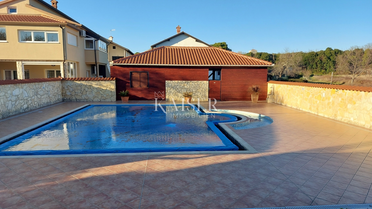 Istria, Umago, dintorni - casa con 7 appartamenti e piscina vicino al mare