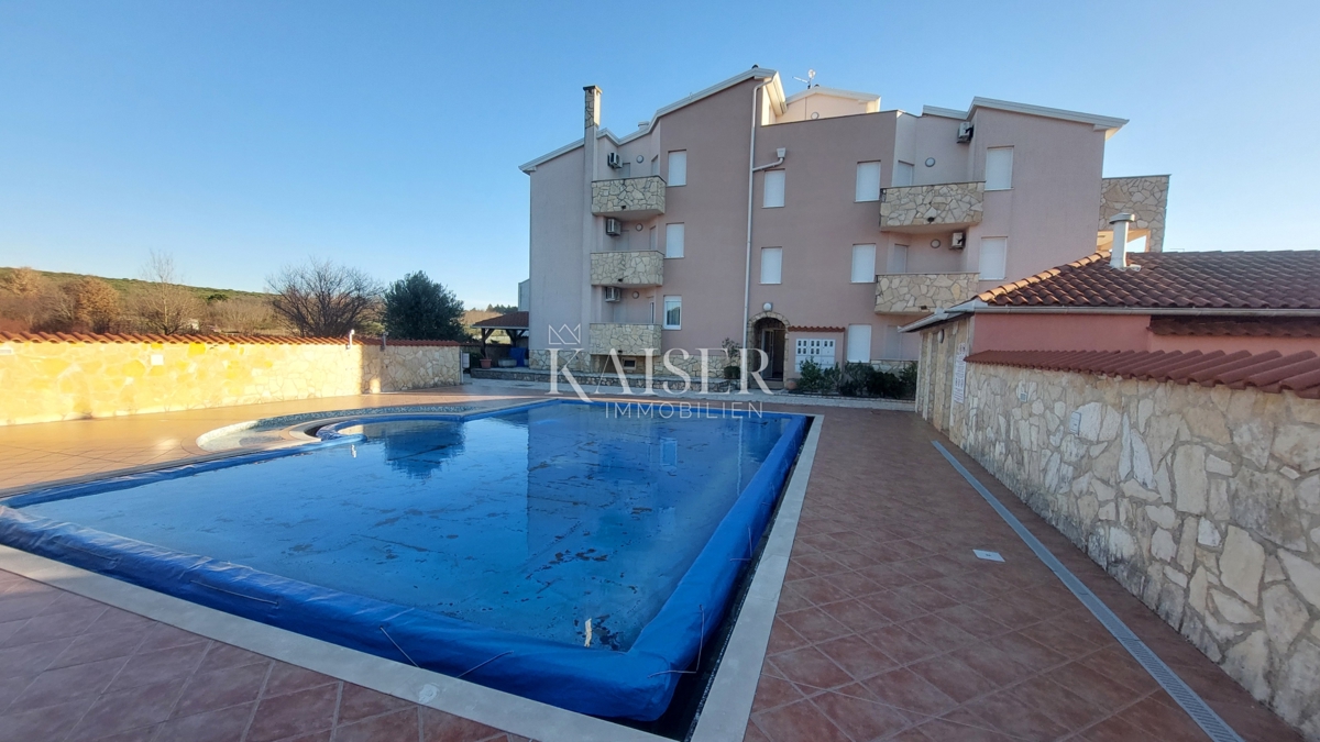 Istria, Umago, dintorni - casa con 7 appartamenti e piscina vicino al mare