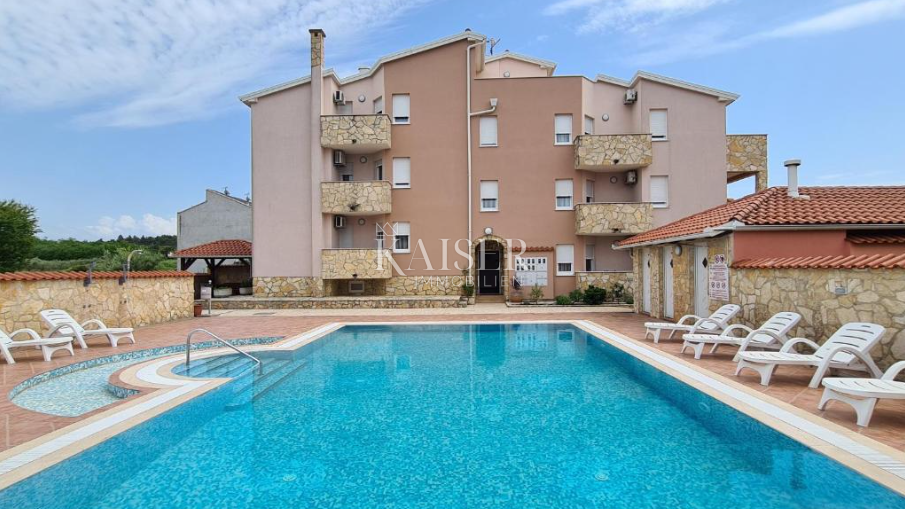 Istria, Umago, dintorni - casa con 7 appartamenti e piscina vicino al mare