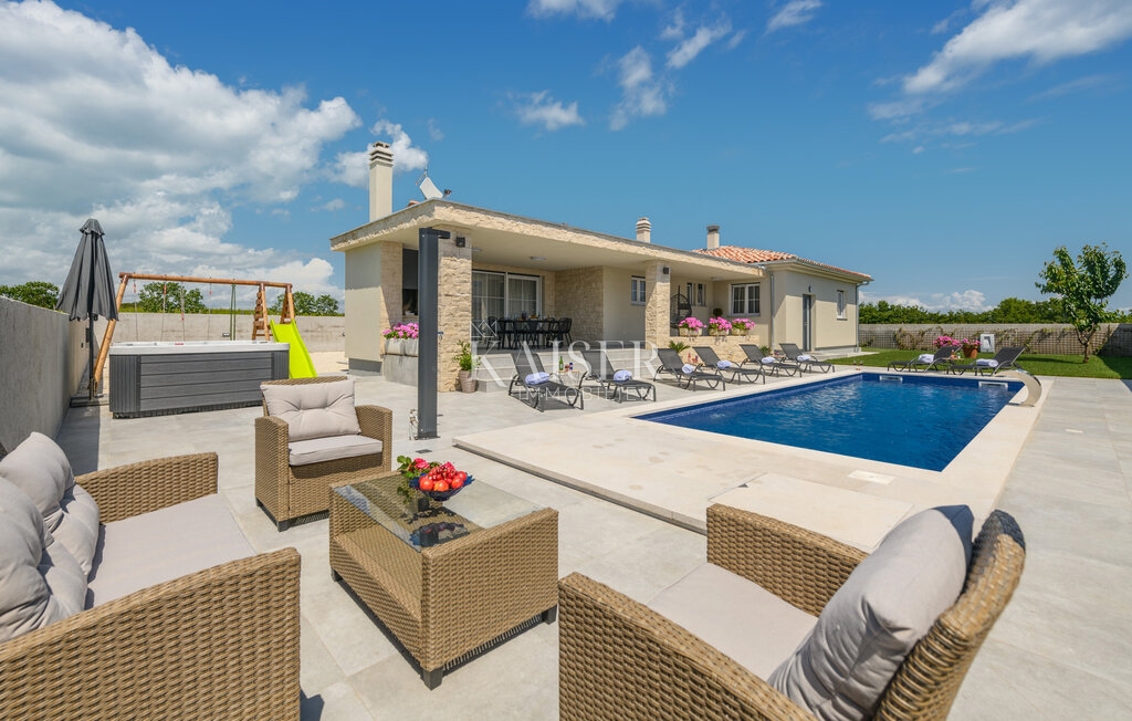Istria, Loborika - moderna casa a un piano 150m2 con piscina