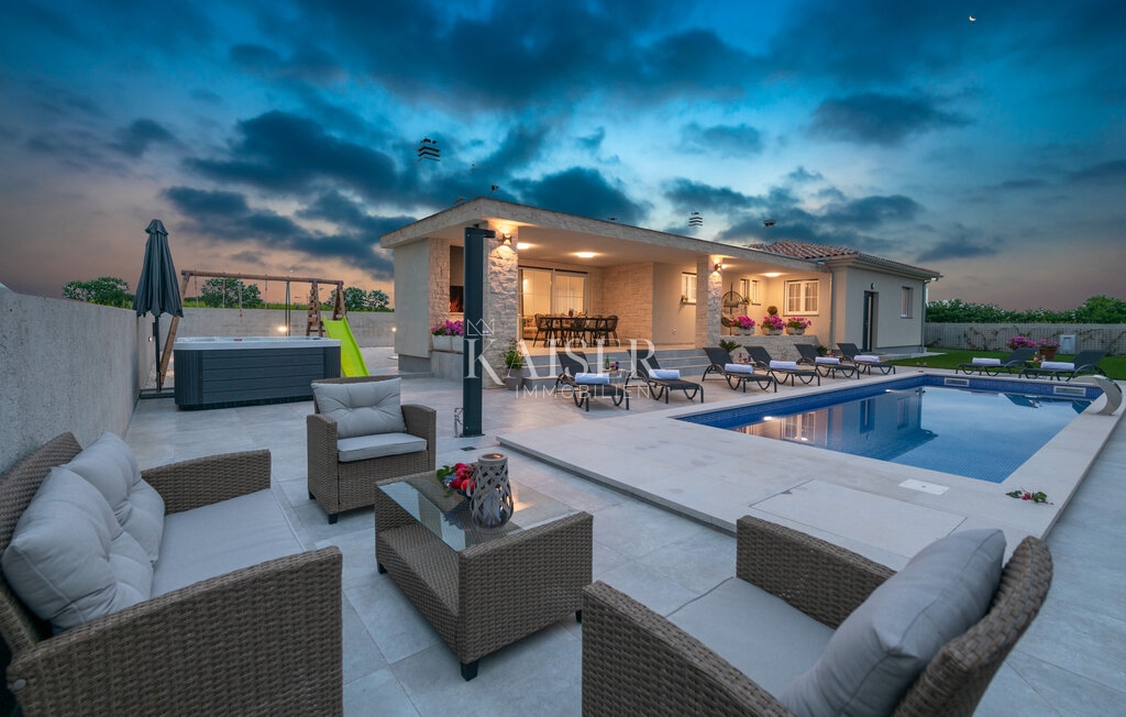 Istria, Loborika - moderna casa a un piano 150m2 con piscina