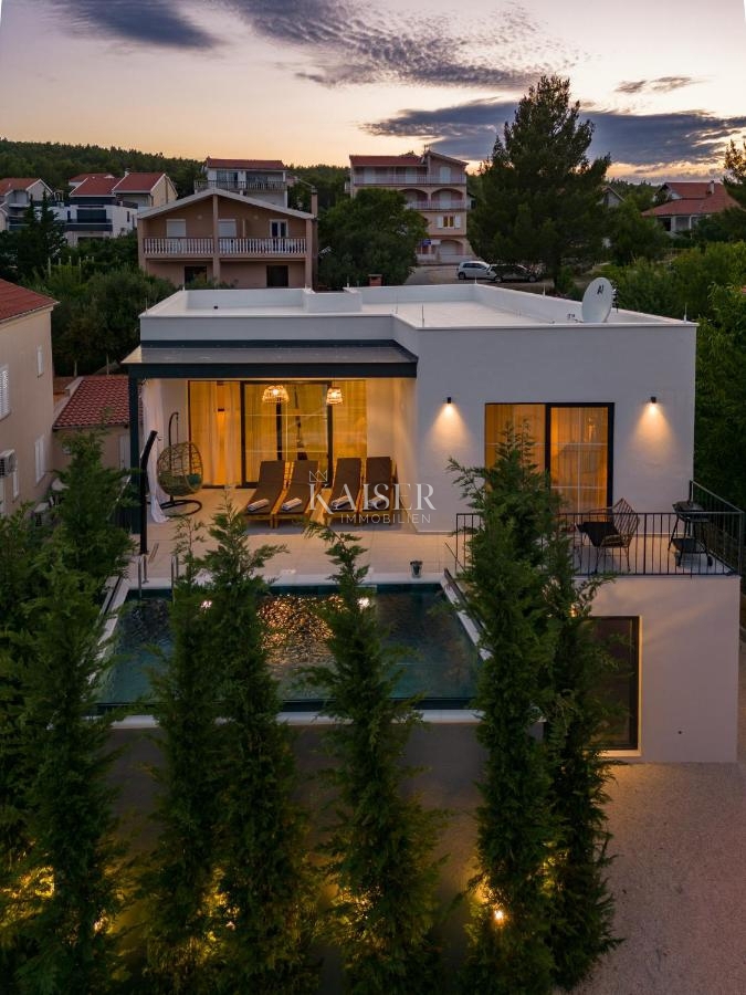 Zara, Pridraga - villa moderna con piscina, seconda fila al mare