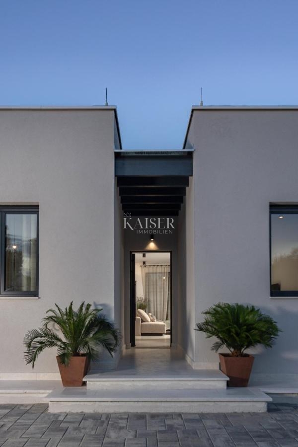 Zara, Pridraga - villa moderna con piscina, seconda fila al mare