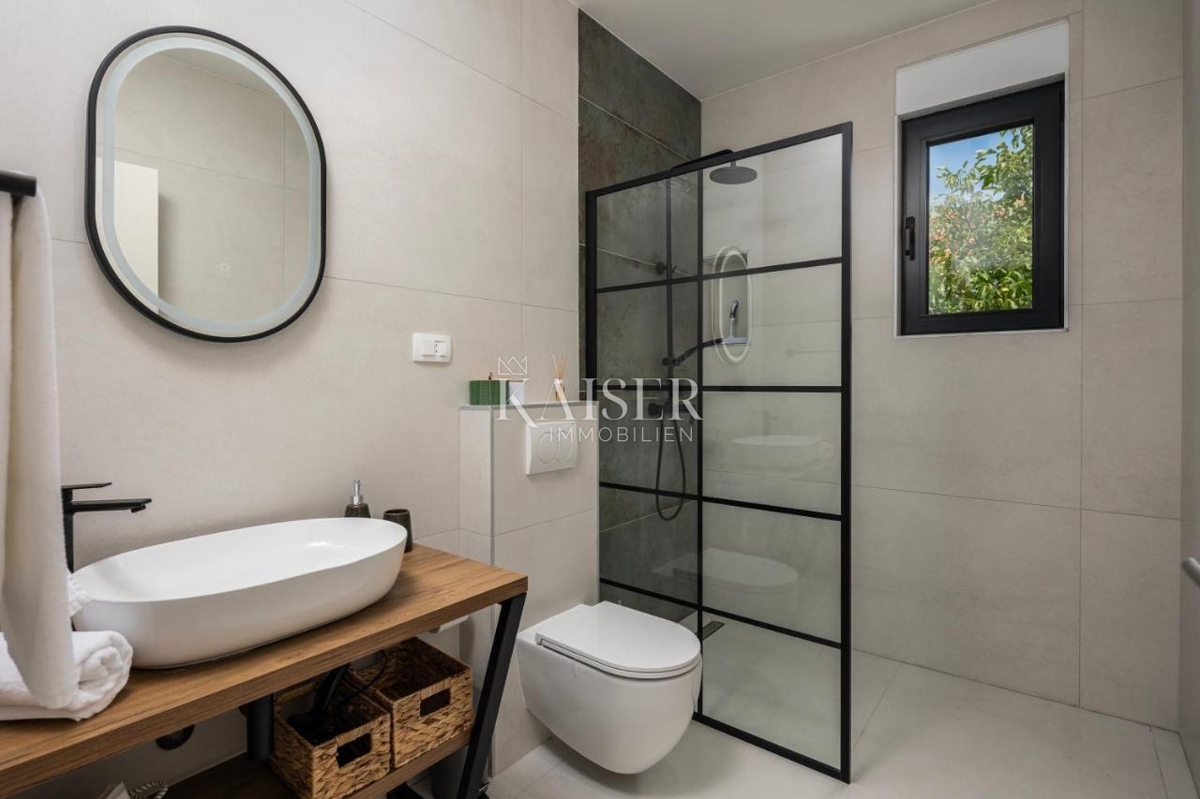 Zara, Pridraga - villa moderna con piscina, seconda fila al mare