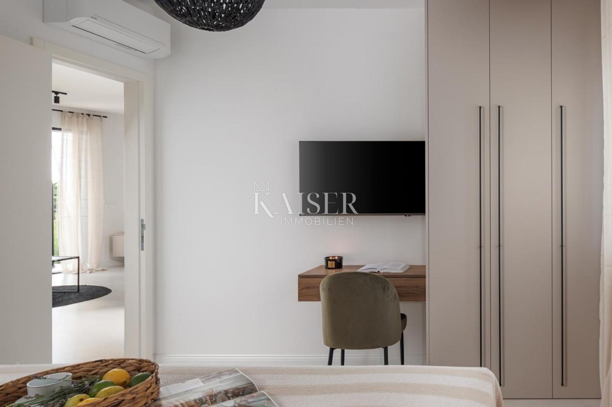 Zara, Pridraga - villa moderna con piscina, seconda fila al mare