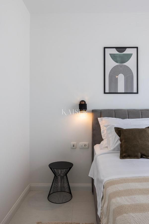 Zara, Pridraga - villa moderna con piscina, seconda fila al mare