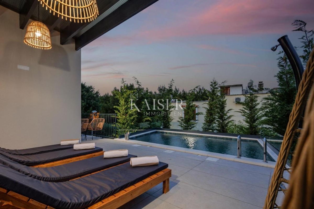 Zara, Pridraga - villa moderna con piscina, seconda fila al mare