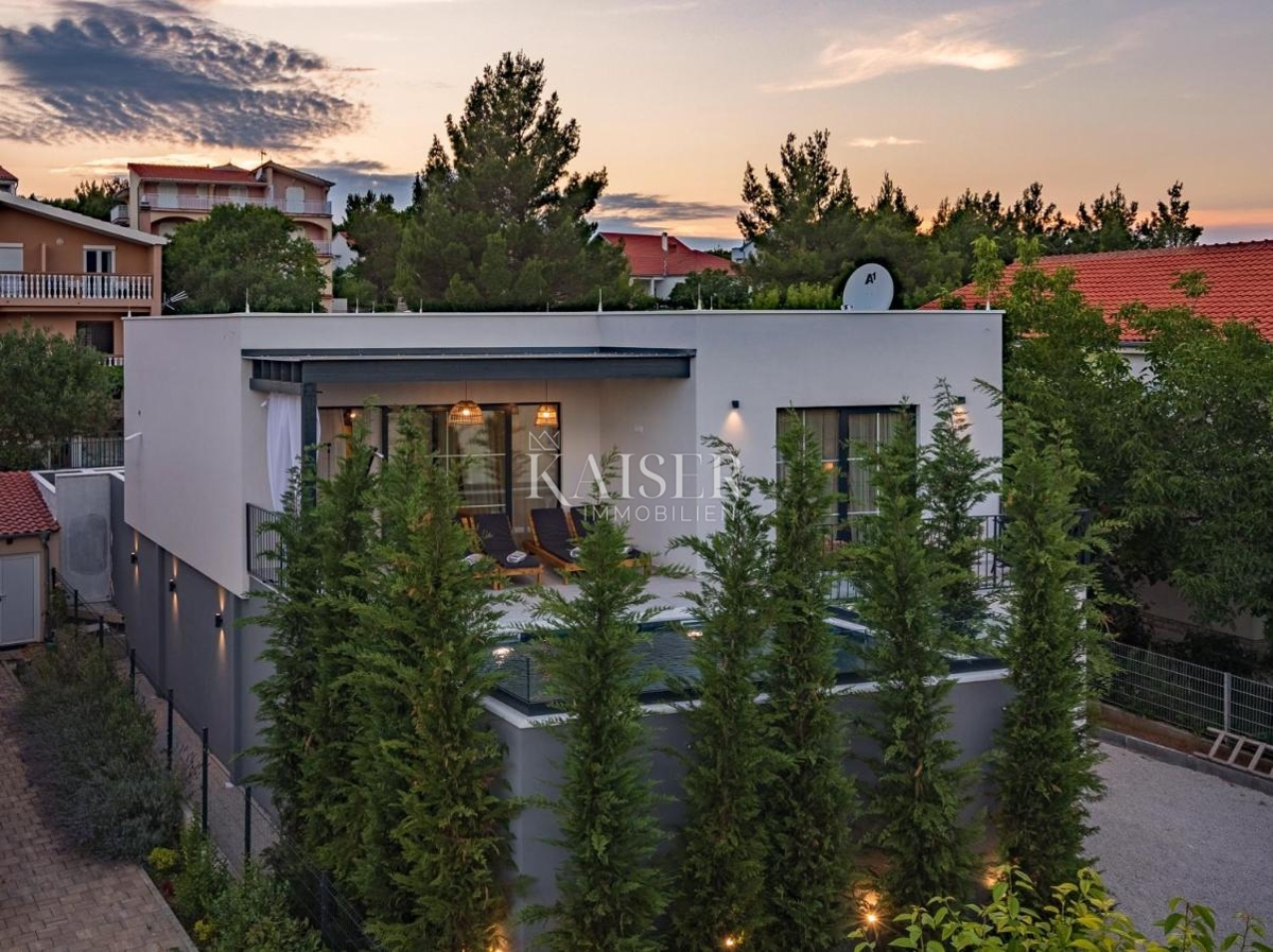 Zara, Pridraga - villa moderna con piscina, seconda fila al mare