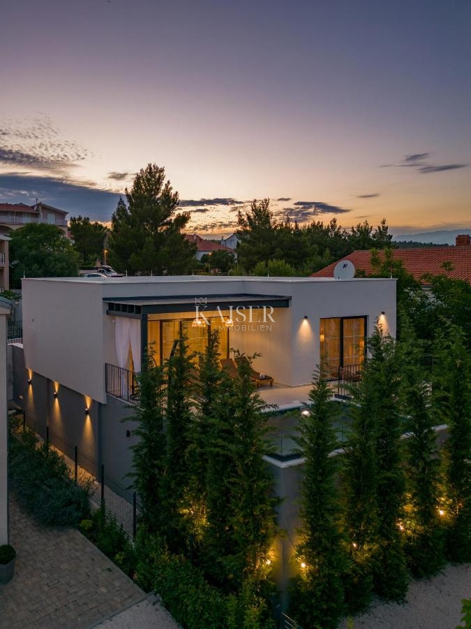 Zara, Pridraga - villa moderna con piscina, seconda fila al mare