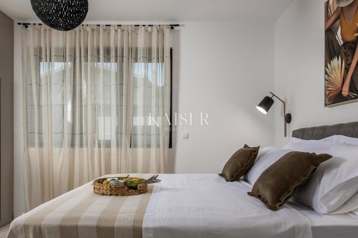 Zara, Pridraga - villa moderna con piscina, seconda fila al mare