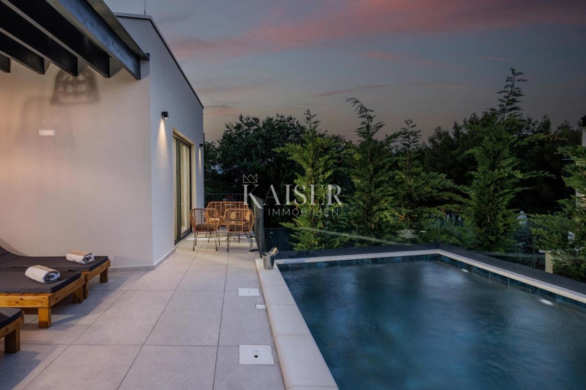 Zara, Pridraga - villa moderna con piscina, seconda fila al mare