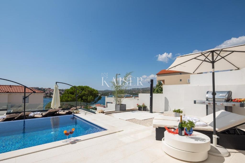 Villa Rogoznica, 300m2