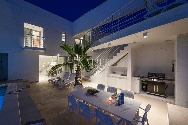 Zara - Debeljak, un gioiello architettonico nell'entroterra di San Cassiano con vista sul mare