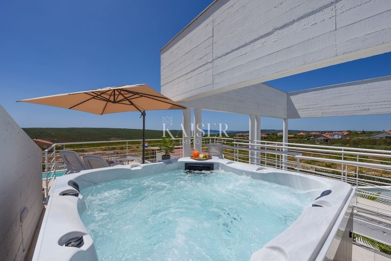 Zara - Debeljak, un gioiello architettonico nell'entroterra di San Cassiano con vista sul mare