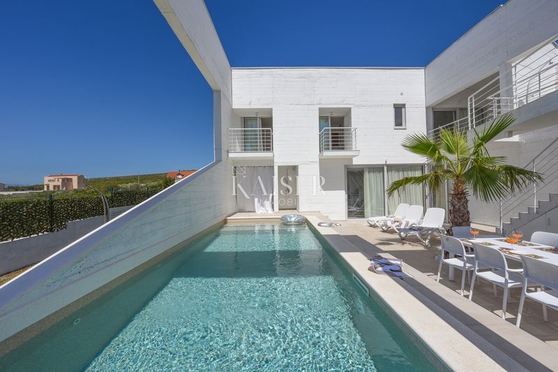 Zara - Debeljak, un gioiello architettonico nell'entroterra di San Cassiano con vista sul mare