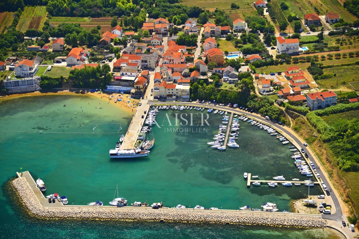 Casa con grande potenziale in un'ottima posizione nel cuore di Privlaka 