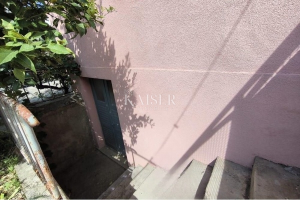 Casa con grande potenziale in un'ottima posizione nel cuore di Privlaka 