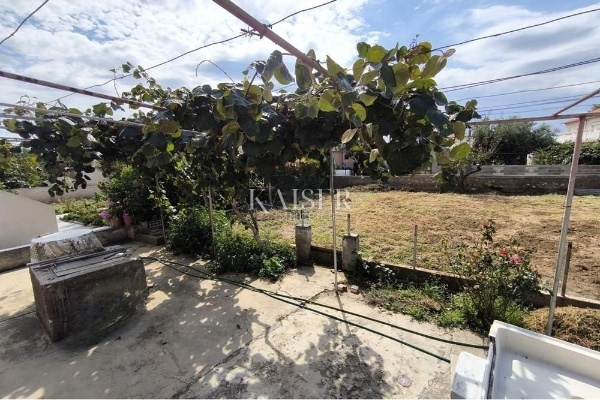 Casa con grande potenziale in un'ottima posizione nel cuore di Privlaka 