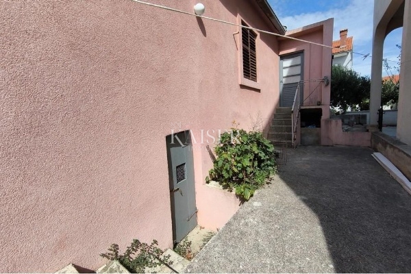 Casa con grande potenziale in un'ottima posizione nel cuore di Privlaka 