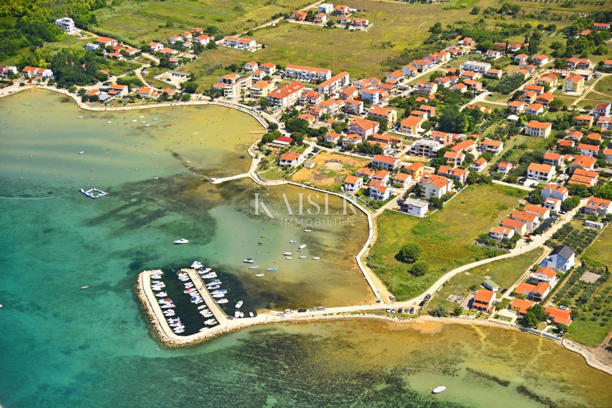 Casa con grande potenziale in un'ottima posizione nel cuore di Privlaka 