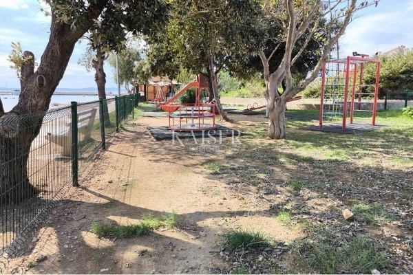 Casa con grande potenziale in un'ottima posizione nel cuore di Privlaka 