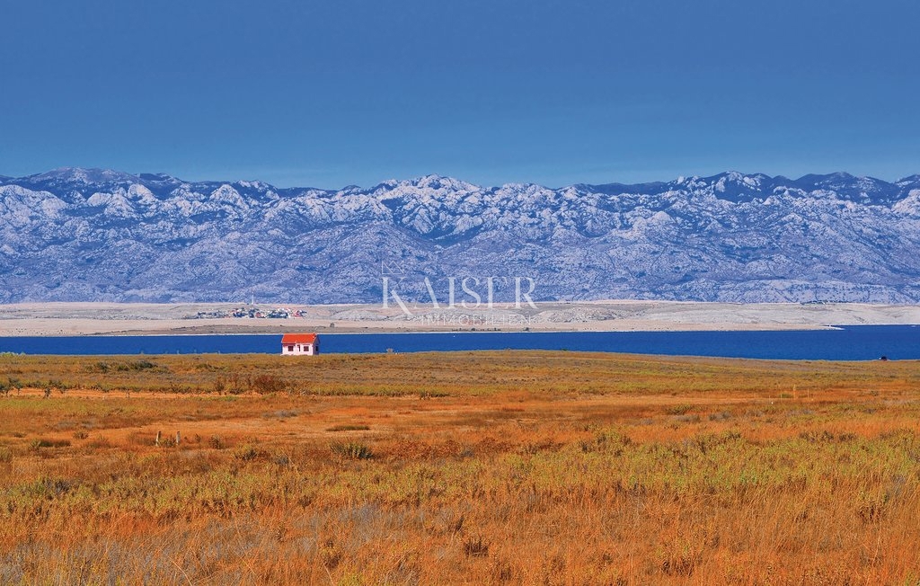 Casa con grande potenziale in un'ottima posizione nel cuore di Privlaka 