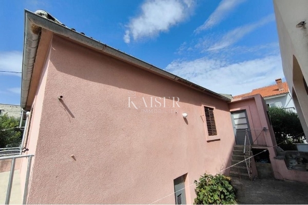 Casa con grande potenziale in un'ottima posizione nel cuore di Privlaka 