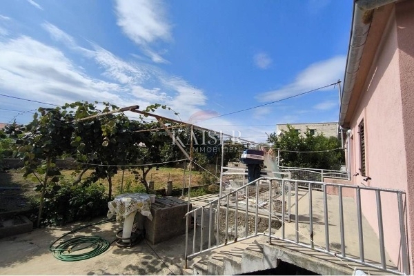 Casa con grande potenziale in un'ottima posizione nel cuore di Privlaka 