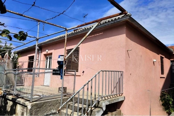 Casa con grande potenziale in un'ottima posizione nel cuore di Privlaka 