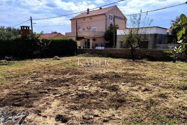 Casa con grande potenziale in un'ottima posizione nel cuore di Privlaka 