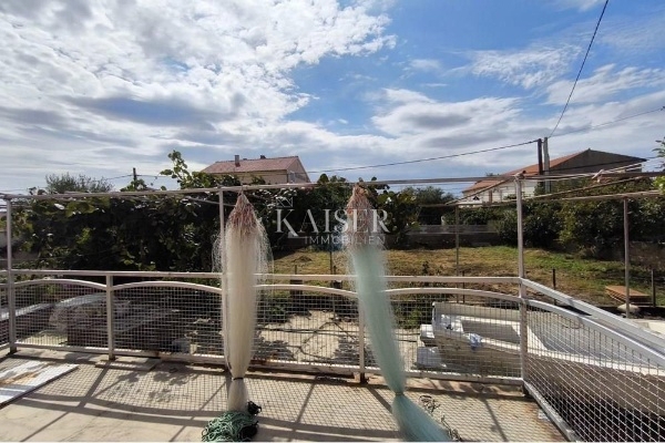 Casa con grande potenziale in un'ottima posizione nel cuore di Privlaka 